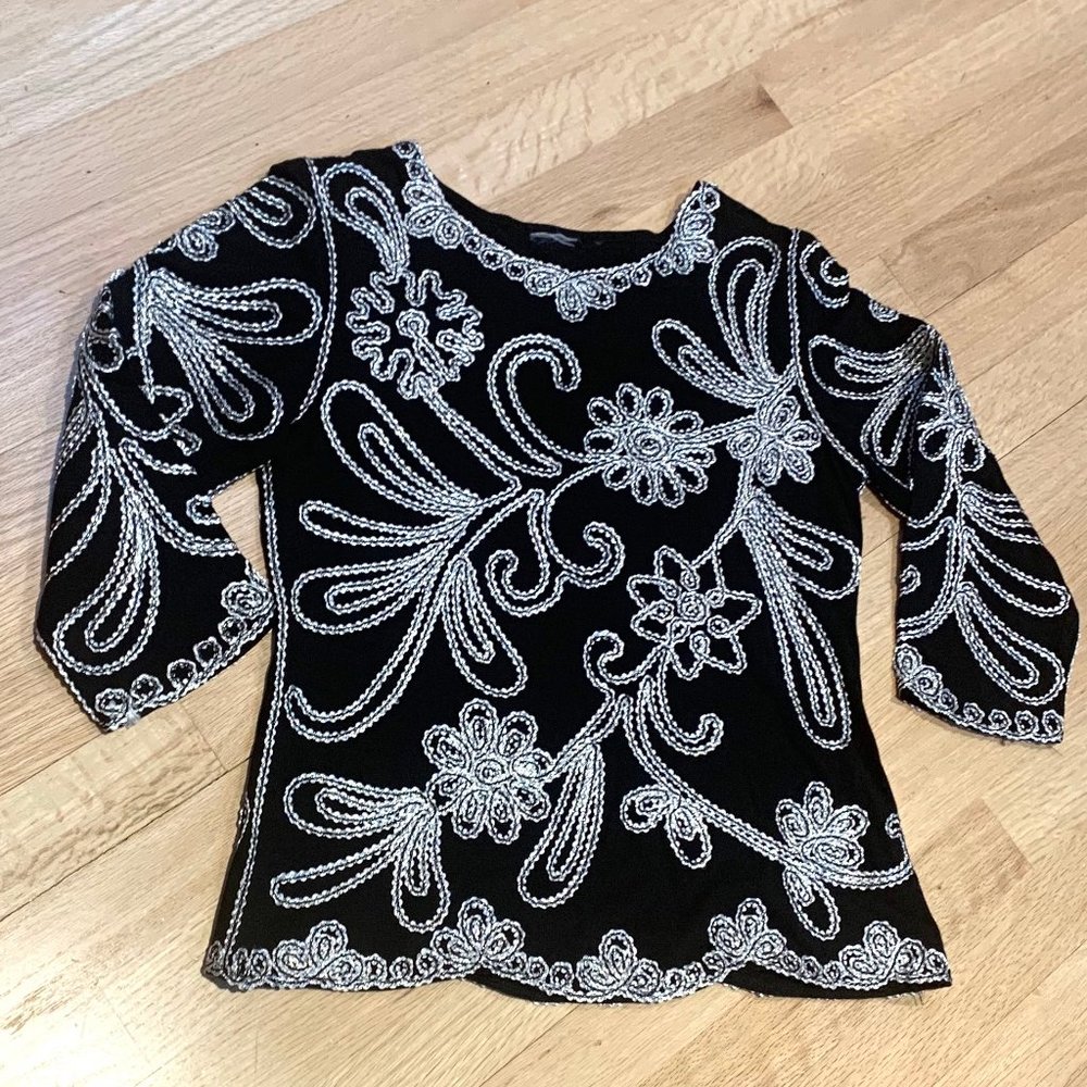 Objects Dart Black Applique 3/4 Sleeve Top
